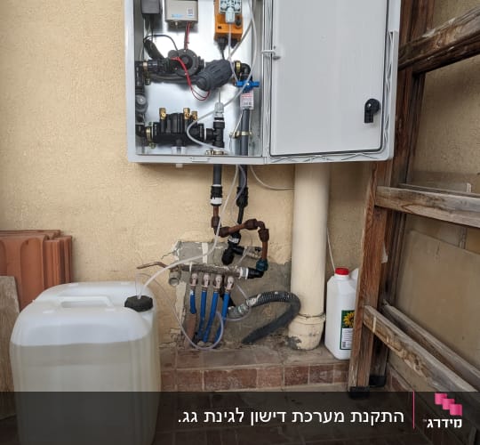 מערכת השקיה מותקנת על קיר עם צינורות